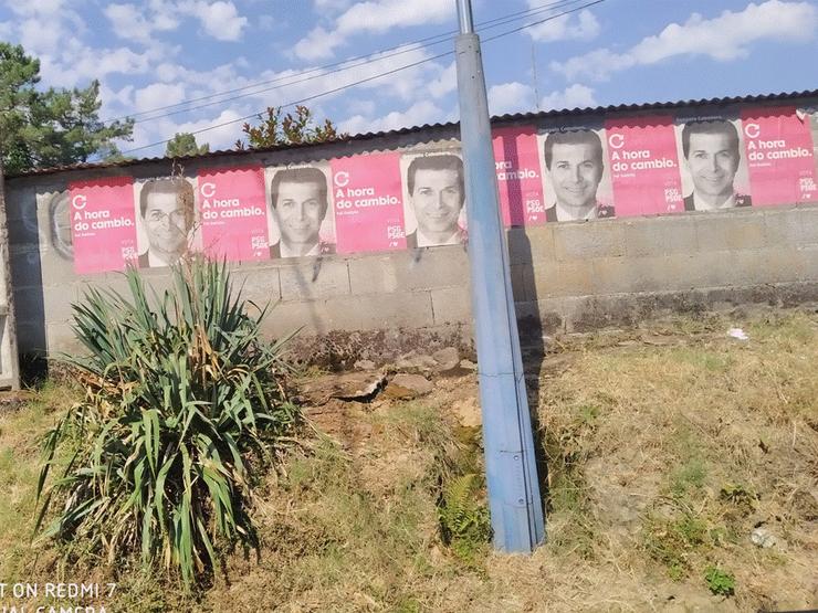 Carteis electorias do PSdeG nun muro 