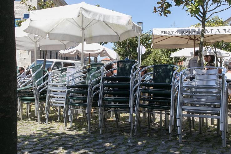 Mesas e cadeiras de terrazas recollidas en Santiago de Compostela 