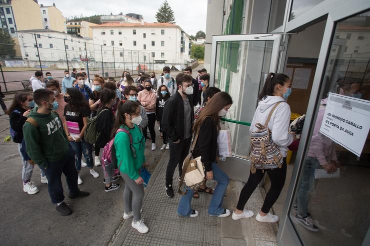 Estudantes de bacharelato entran pola porta do IES Vilar Ponche. Carlos Castro - Europa Press - Arquivo 