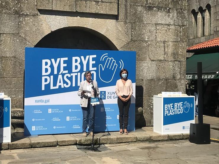 A conselleira do Mar, Rosa Quintana, xunto a conselleira de Medio Ambiente, Ángeles Vázquez, na presentación da campaña "Bye Bye Plástico". / Sara Gil