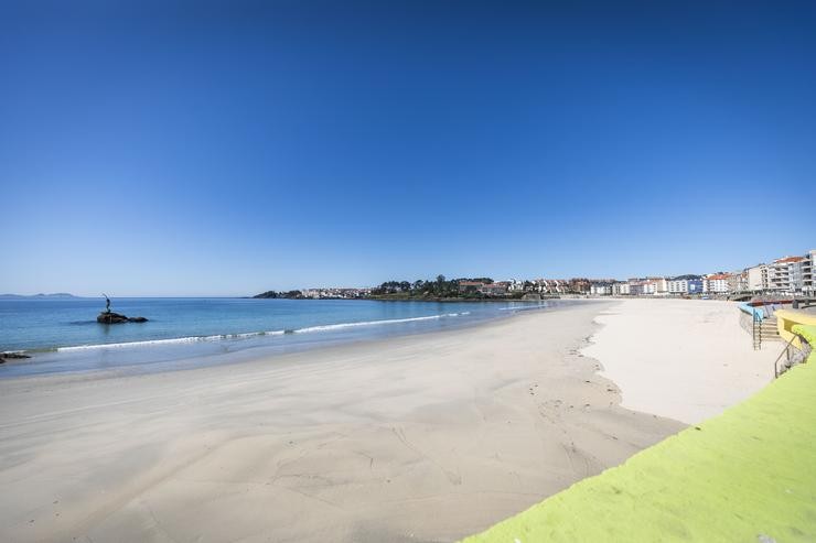 Praia de Silgar en Sansenxo, unha das praias que foron pechadas ao público como contención ao coronavirus 