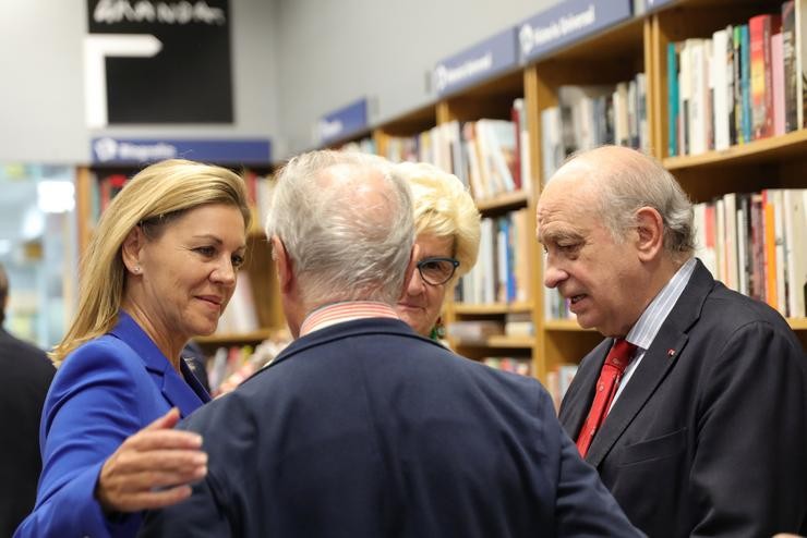 A exministra de Defensa María Dores de Cospedal (1i), xunto ao exministro de Interior e membro do PP, Jorge Fernández Díaz. Jesús Hellín - Europa Press - Arquivo / Europa Press