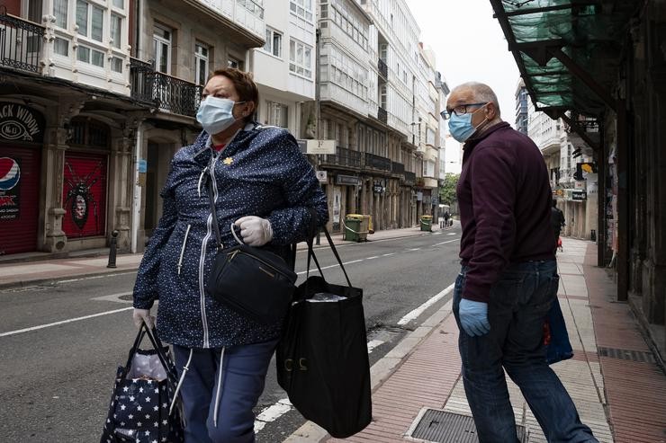 Transeúntes pasean con máscaras pola Coruña no día 41 do estado de alarma pola crise sanitaria do Covid-19  