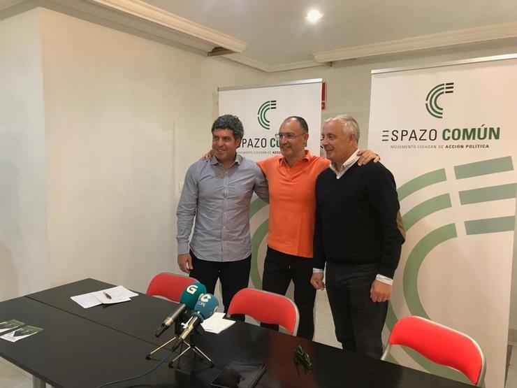 José Ramón Dacosta, Óscar Pérez Carral e Manuel 'Pachi' de Vázquez, de Espazo Común, na rolda de prensa. ESPAZO COMÚN - Arquivo 