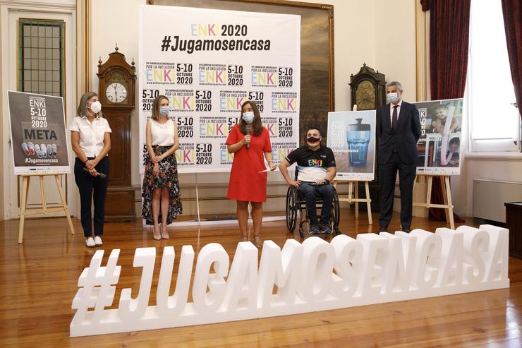 A alcaldesa da Coruña, Inés Rei, e a concelleira de Deportes, Mónica Martínez, na presentación da carreira solidaria 