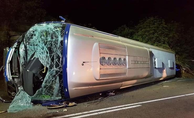 Autocar accidentado en Oia / remitida