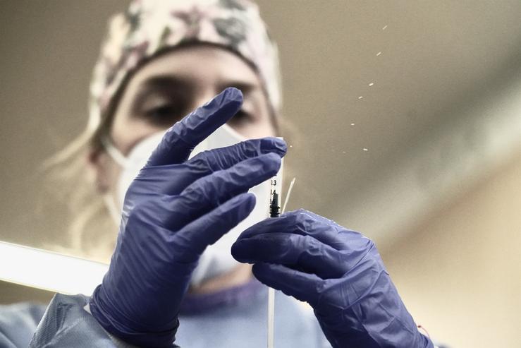 Arquivo - Imaxe dunha sanitaria manipulando unha vacina. H.BILBAO-EUROPA PRESS - Arquivo / Europa Press