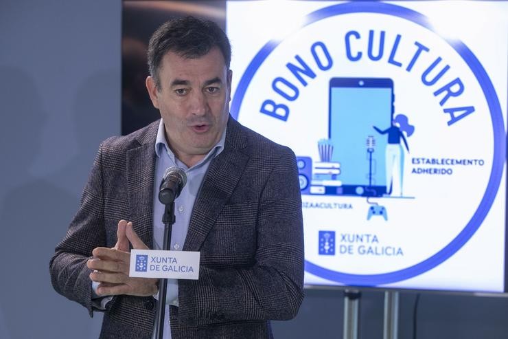 O conselleiro de Cultura, Educación e Universidade, Román Rodríguez, presenta ante os medios o 'bono cultura' da Xunta antes de reunirse con representantes do sector.. XUNTA 