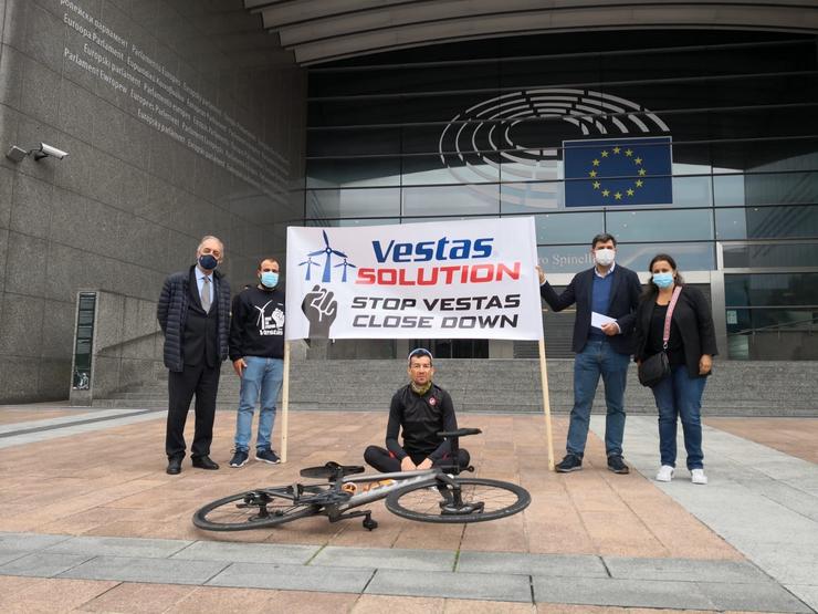 O exciclista profesional e traballador de Vestas Alejandro Paleo reúnese en Bruxelas cos eurodeputados Francisco Millán Mon e Nicolás González Casares (PSdeG), así como coa portavoz do BNG en Europa, Ana Miranda.. BNG / Europa Press