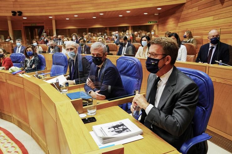 O presidente da Xunta de Galicia, Alberto Núñez Feijóo (1d); o vicepresidente primeiro, Alfonso Rueda (2d), e o vicepresidente segundo, Francisco Conde (3d), durante o debate do Estado da Autonomía de Galicia, no Parlamento galego, a 13 de ou. Álvaro Ballesteros - Europa Press