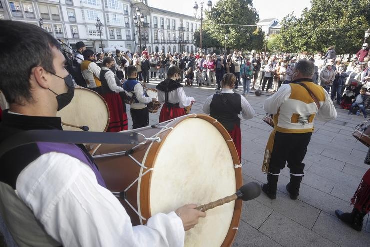 Un grupo de baile tradicional actúa fronte ao Concello de Lugo, no Domingo das Mozas, un dos días grandes das Festas de San Froilán / Carlos Castro - Europa Press.