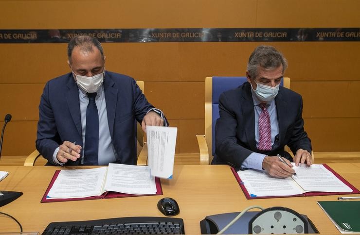 O conselleiro de Sanidade, Julio García Comesaña, e o director xeral do Hospital Clínic de Barcelona, Josep María Campistol Plana, asinan un convenio de colaboración para a aplicación e desenvolvemento da tecnoloxía Cart-T en Galicia / Xunta de Galicia.