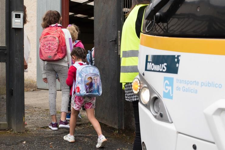 Varios nenos e nenas entran ao CEIP Manuel Mallo de Nadela