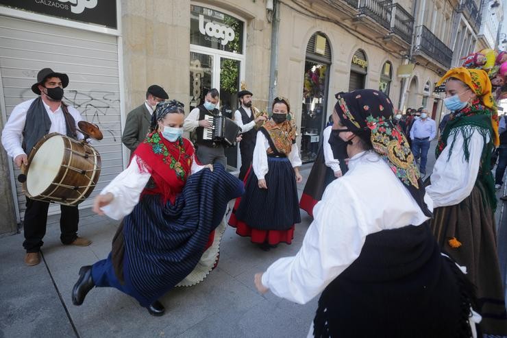 Un grupo de baile tradicional actua na Rua Raiña, no Domingo das Mozas / Carlos Castro - Europa Press