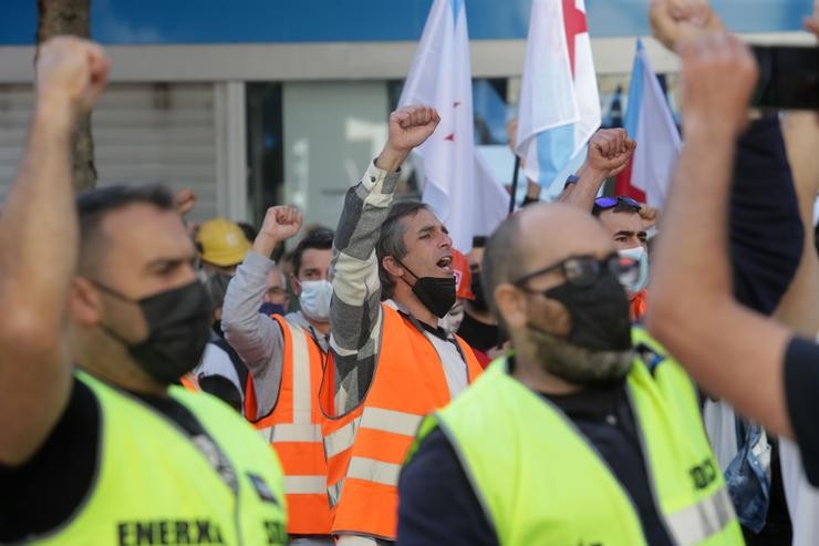 Varios homes lanzan consignas e alzan o puño durante unha concentración conxunta de traballadores das fábricas de Alcoa e de Vestas situadas na Mariña (Lugo), fronte á Subdelegación do Goberno, a 10 de outubro de 2021. Carlos Castro - Europa Press