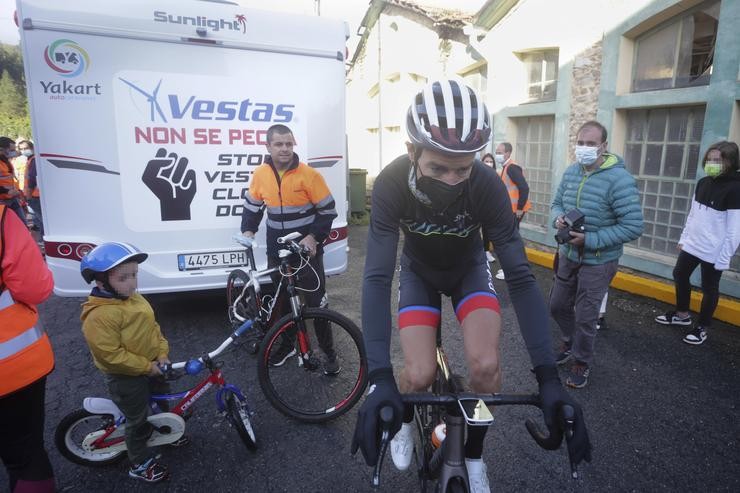 O traballador de Vestas e exciclista profesional Alejandro Paleo, antes de partir en bicicleta en dirección a Dinamarca, a 3 de outubro de 2021, en Viveiro, Lugo (Galicia). Este traballador de Vestas parte este domingo en bicicleta para percorrer a distancia qu. Carlos Castro - Europa Press / Europa Press