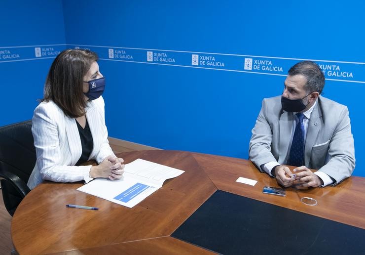 A conselleira de Medio Ambiente, Territorio e Vivenda, Anxos Vázquez, recibe ao cónsul xeral de Uruguai en Galicia, Asturias e País Vasco, Ramiro Rodríguez Bausero.. CONCHI PAZ / Europa Press