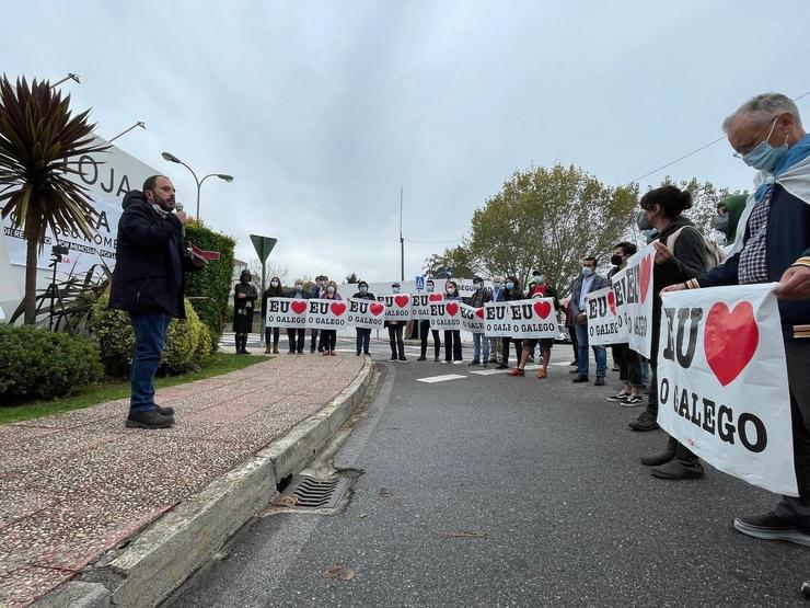 Manifestación da Mesa pola Normalización Lingüística na Illa da Toxa, no Grove, para defender o topónimo oficial fronte ao Foro La Toja / A Mesa - Arquivo