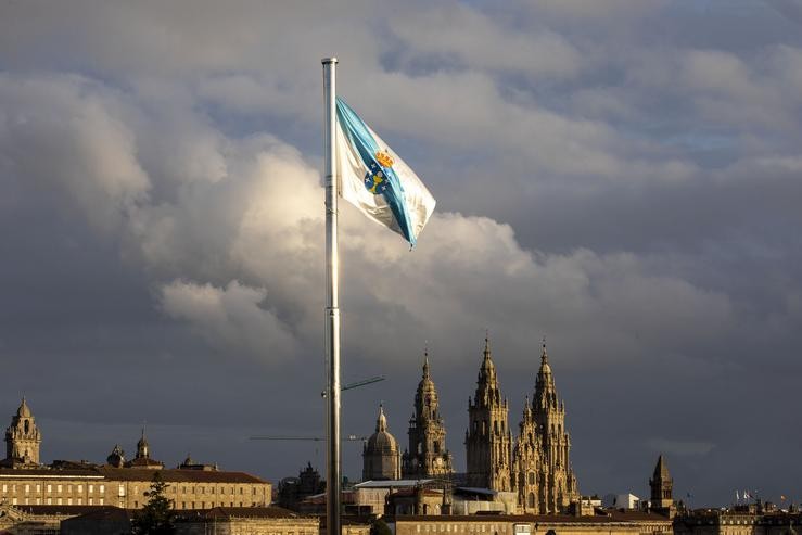 Bandeira de Galicia coa Catedral de Santiago no fondo.. XUNTA - Arquivo