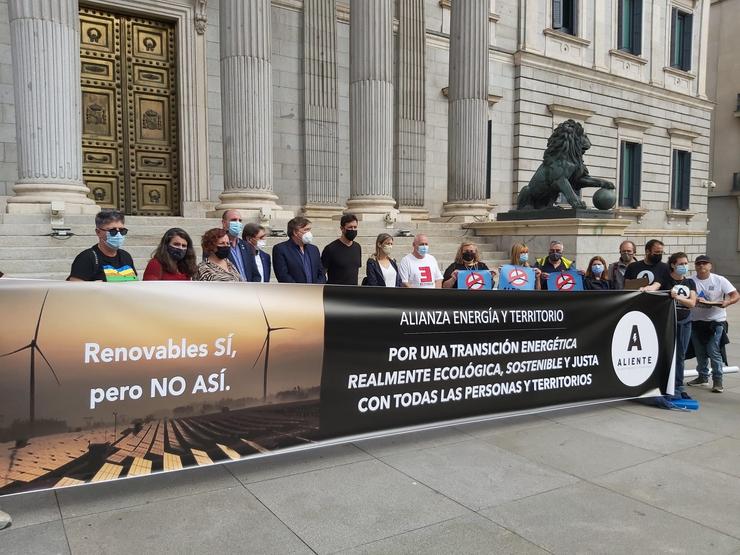 Entrega do manifesto de ALENTE na porta do Congreso dos Deputados en Madrid.. TERUEL EXISTE 