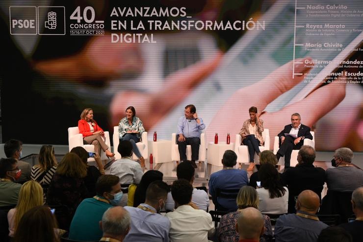 (I-D) A vicepresidenta primeira e ministra de Asuntos Económicos e Transformación Dixital, Nadia Calviño, a ministra de Industria, Comercio e Turismo, Reyes Maroto, o presidente da Xunta de Estremadura, Guillermo Fernández Vara, a presidenta do Gob. Jorge Gil - Europa Press 