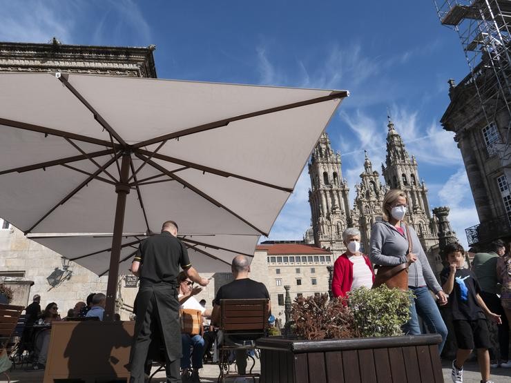 A terraza dun bar, na praza do Obradoiro, a 9 de outubro de 2021, en Santiago de Compostela, A Coruña, Galicia (España). Galicia amplía desde este sábado o aforamento en interiores, así como as reunións en locais de hostalaría a 10 persoas dentro e. César Arxina - Europa Press 