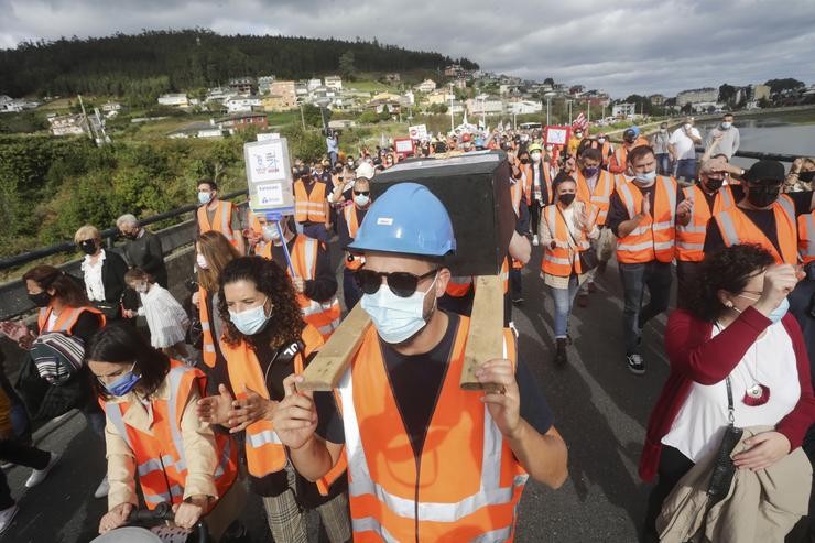 Dous homes portan sobre os seus ombreiros unha simulación dun féretro, nunha manifestación polo futuro industrial da Mariña, a 17 de outubro de 2021, en Viveiro, Lugo (Galicia).. Carlos Castro - Europa Press / Europa Press