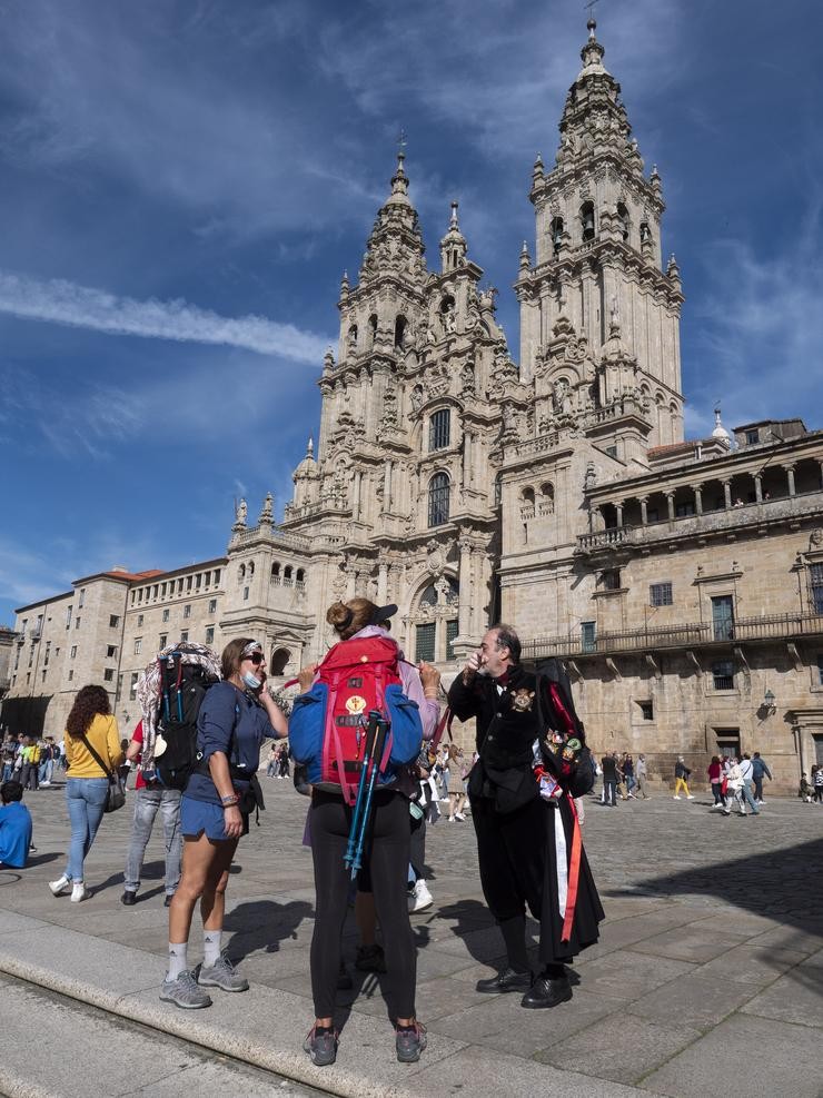 Un tuno fala cunhas peregrinas na praza do Obradoiro, a 9 de outubro de 2021, en Santiago de Compostela 