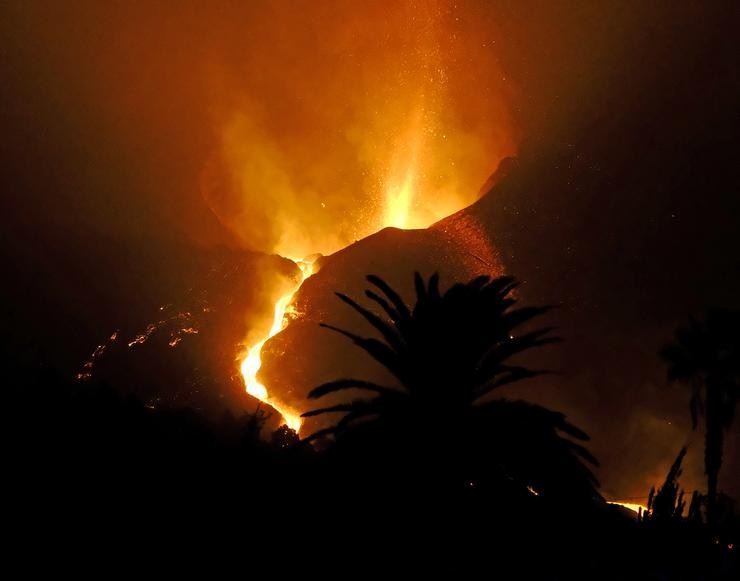 Unha das bocas eruptivas do volcán de Cumbre Vieja, na Palma (Canarias) 