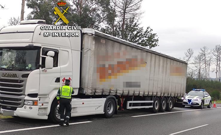 Camión implicado nun atropelo na Cañiza (Pontevedra).. GARDA CIVIL / Europa Press