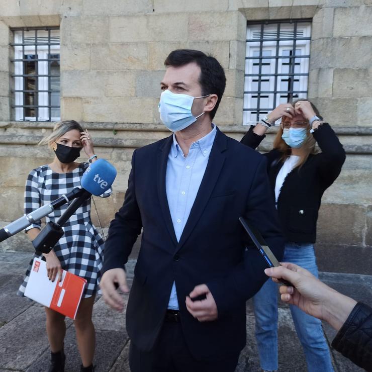O portavoz parlamentario do PSdeG, Gonzalo Caballero, antiende aos medios de comunicación / Europa Press