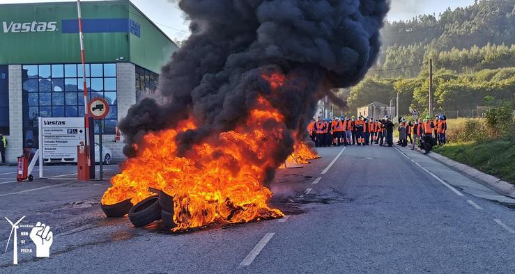 Protestas de traballadores de Vestas ante a fábrica. VIVEIRO EN IMAXES/COMITÉ DE EMPRESA / Europa Press