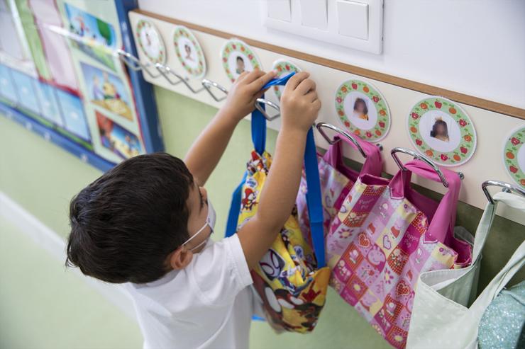 Un alumno de Educación Infantil e Primaria, no inicio do curso escolar 2021-2022 /  Europa Press