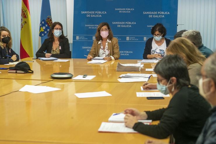A directora xeral de Recursos Humanos do Sergas, Ana Comesaña, na Mesa Sectorial de Sanidade xunto a representantes sindicais / Xunta de Galicia.