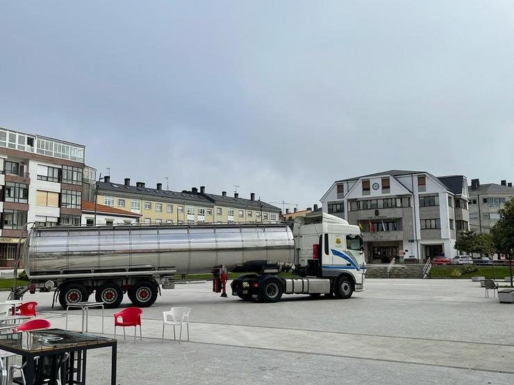 Camión cisterna en Curtis (A Coruña) para facilitar auga potable aos veciños afectados pola interrupción do servizo debido a unha vertedura de xurros ao río. CONCELLO DE CURTIS 