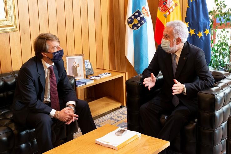 O conselleiro de Facenda e Administración Pública, Miguel Corgos, entrega ao presidente do Parlamento de Galicia, Miguel Anxo Santalices, o Proxecto de Orzamentos de Galicia para 2022. XOÁN CRESPO 