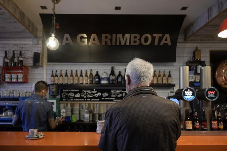 Arquivo - Un home na barra dun bar coruñés o día en que reabren as barras dos establecementos de hostalaría por primeira vez na pandemia do coronavirus en Galicia, a 15 de setembro de 2021, na Coruña. M. Dylan - Europa Press - Arquivo 