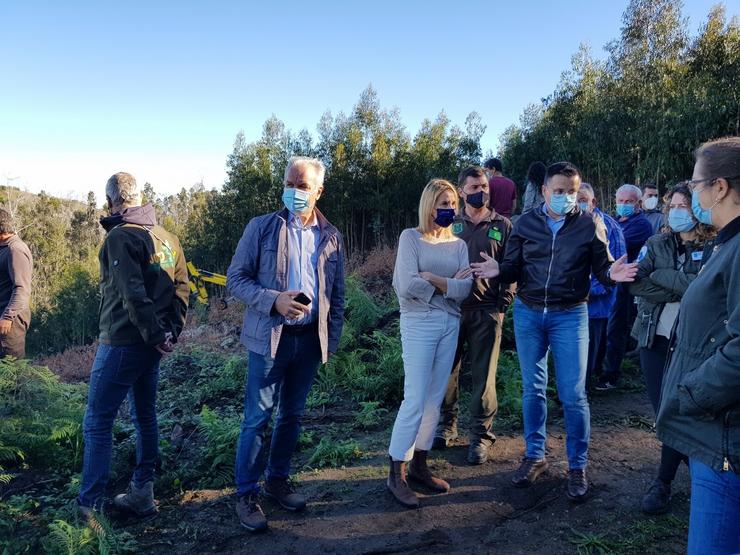 O conselleiro do Medio Rural, José González, visita as actuacións realizadas no monte periurbano de Vigo. XUNTA / Europa Press