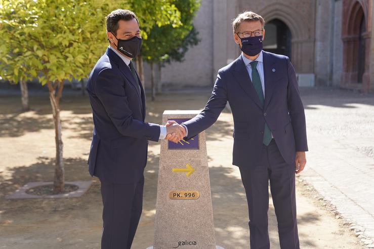 Juanma Moreno (i.) e Alberto Núñez Feijóo, este venres na inauguración do Monólito indicativo do Camiño de Santiago, situado no Patio dos Naranjos do Mosteiro de San Isidoro do Campo de Santiponce (Sevilla). XUNTA DE ANDALUCÍA 