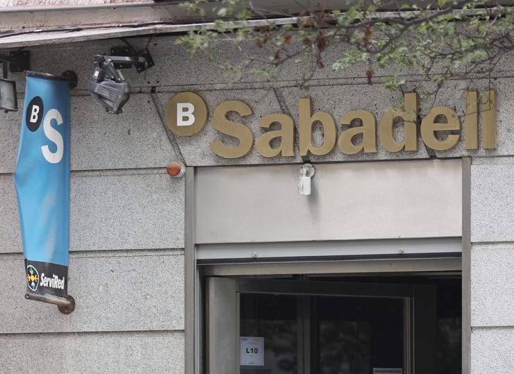 Entrada a unha oficina de Banco Sabadell en Madrid 