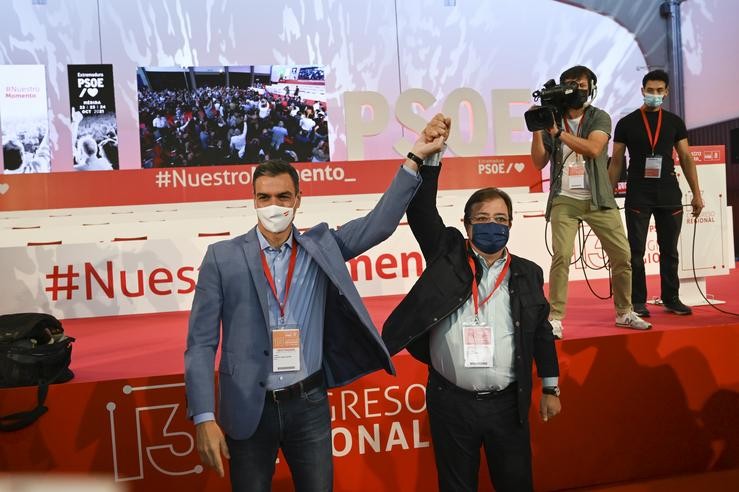 O presidente do Goberno, Pedro Sánchez, e o presidente da Xunta de Estremadura, Guillermo Fernández Vara, en clausúraa do 13 Congreso Rexional do PSOE de Estremadura. Andrés Rodríguez - Europa Press 