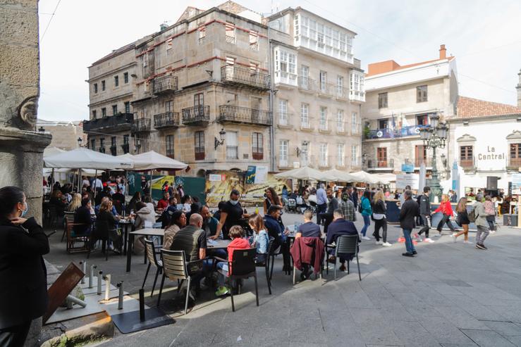 Grupos de comensais sentados nunha terraza dun establecemento, a 23 de outubro de 2021, en Vigo.. Marta Vázquez Rodríguez - Europa Press 