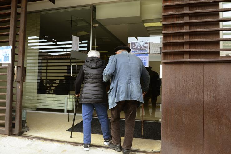 Dúas persoas maiores acoden a un centro sanitario en Ourense a vacinarse 