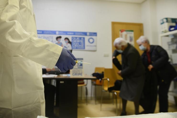 Un enfermeiro prepara unha vacina en Ourense / Rosa Veiga - Europa Press.