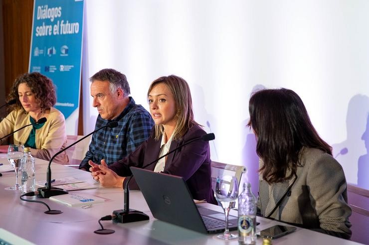 A conselleira de Política Social, Fabiola García, a codirectora de Matia Instituto Gerontológico, Elena do Barrio, e ao director científico do programa de maiores en Fundación A Caixa, Javier Yanguas, en 'Dialogo sobre o futuro do envellecemento'. XUNTA 