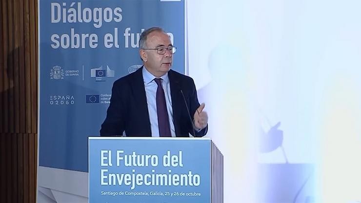 O alcalde de Santiago, Xosé Sánchez Bugallo, clausura o foro 'Diálogo sobre o futuro do envellecemento'. 