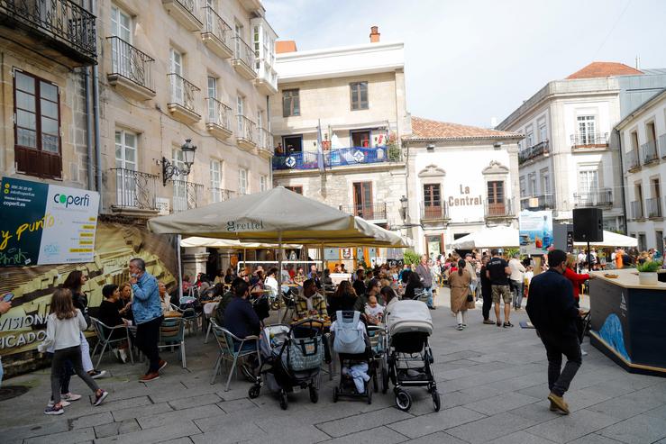 Grupos de comensais sentados nunha terraza dun establecemento, a 23 de outubro de 2021, en Vigo.. Marta Vázquez Rodríguez - Europa Press 