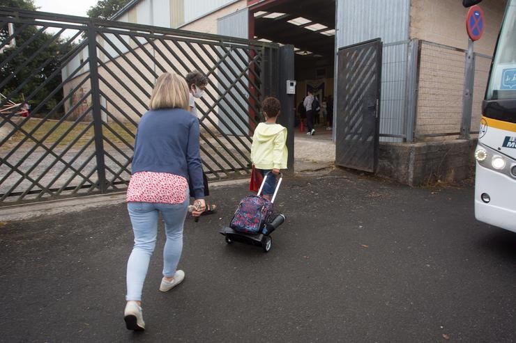 Arquivo - Unha nai acompaña ao seu fillo ás portas dun colexio en Galicia.. Carlos Castro - Europa Press - Arquivo / Europa Press
