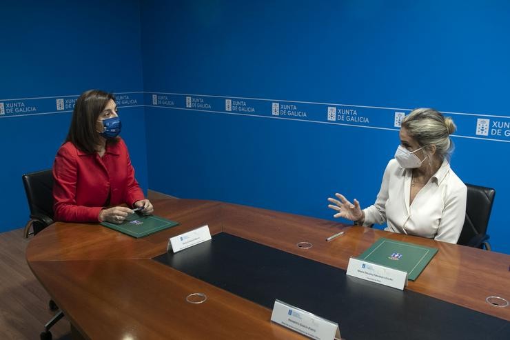 A conselleira de Medio Ambiente, Territorio e Vivenda, Ángeles Vázquez, e a Valedora do Pobo, María Dolores Fernández Galiño, asinan un convenio de colaboración en materia de vivenda / Conchi Paz - Xunta de Galicia.
