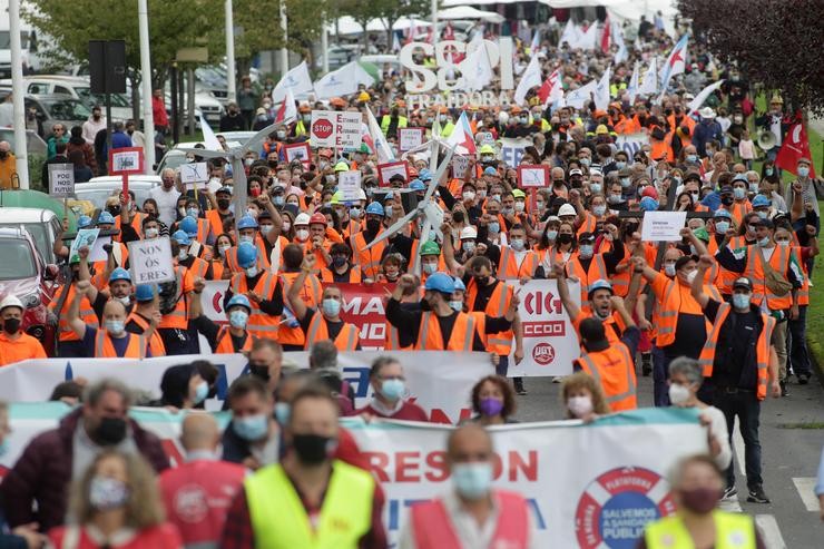 Varios centos de persoas participan nunha manifestación polo futuro industrial da Mariña, a 17 de outubro de 2021, en Viveiro, Lugo / Carlos Castro - Europa Press.